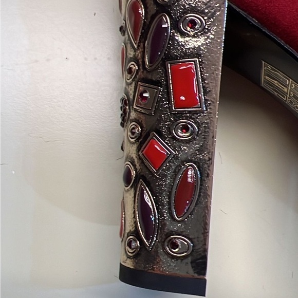 MADE IN ITALY MARINO FABIANI Chic Red Heeled Boots with Decorative Heel - Picture 7 of 8
